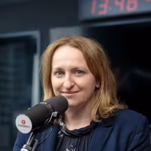 Lenka Kabrhelová o podcastu 5:59, který slaví první výročí, pracovním tempu i pohledu na Rusko