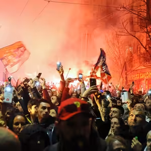 V Srbsku střety mezi demonstranty a policí přerostly v pouliční válku