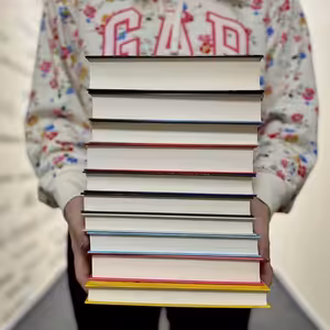 10 kníh, ktoré si vo februári treba prečítať