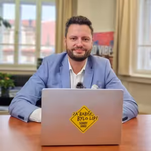 Čau Praho! #50: Až 40 milionů Kč z veřejných peněz použije Rakušan na svojí kampaň!