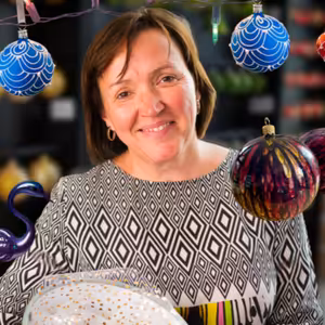 Chtěla jsem zachránit tradiční řemeslo, vánoční ozdoby jsou umění, říká majitelka Zámku Loučeň a dílny Koulier