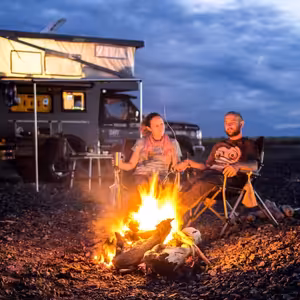 Road movie o manželoch, ktorých kancelárska rutina dohnala k úteku za dobrodružstvom