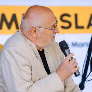 #98 Miloslav Pelc - Přijel auťák, zapřáhl lana a vytrhl bronzovou holku z podstavce