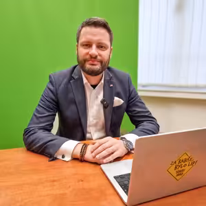 Fiala natřel SPOLU nazeleno. Vyhraje mu to volby? Piráti a ODS zase čerpali peníze. | Čau Praho #126