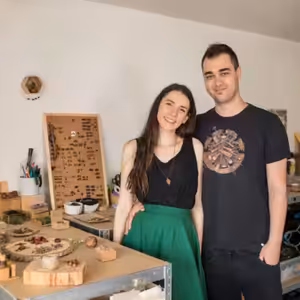 Gregiho dílna: Krásné dřevěné šperky balil do nevzhledných koulí z izolepy, naštěstí ale potkal Haničku