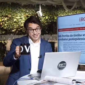 Rozvolňující Česko, návod, jak nenaletět konspiracím i zrající Hugh Grant. Nastartujte den s DVTV!