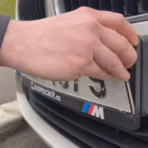 Pokud vás při řešení dopravního přestupku zastaví městská policie v Mostě, můžete přijít o registrační značky.