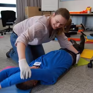 Dobrý příklad: Jak školí první pomoc bezpečák v korporátu? (Marie Homolková, Johnson&Johnson)