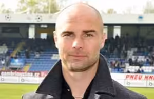 "Hráči by občas měli vyhlédnout z bubliny, ve které fotbal funguje," říká bývalý fotbalista Jan Nezmar