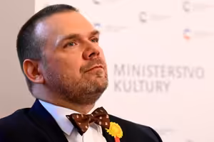 Vláda začíná boj s časem o televizní a rozhlasové poplatky. Na schválení má půl roku