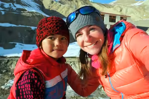 Udo & Gerda na cestách: Pamírská svatba, natáčení na východě Ukrajiny i drony v Himálaji