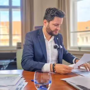 Čau Praho! #37: STAN a 30 milionů Kč pro manžela. Volby by vyhrálo ANO.