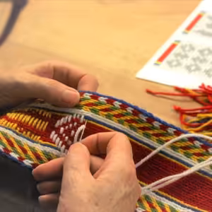 Regionálne centrum remesiel ÚĽUV Banská Bystrica celoročne prevádzkuje Školu remesiel s kurzami pre deti, mládež i dospelých