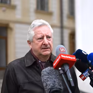 Prozápadní generál nominovaný proruskými odpůrci NATO i muž bez odpovědí. Co Zůna přinese na resort obrany?