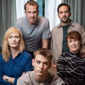 Dezinformácie, „vlastné fakty“ či kritické myslenie? Prečo by český seriál Ratolesti na Slovensku neprešiel?