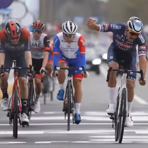 Epická bitva Pogačara s van der Poelem! Kolem Flander patří po zpackaném závěru van der Poelovi!