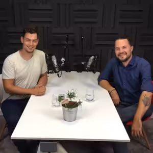 V telefóne má čísla na Keňanov a Afgáncov. Do zahraničia posiela ľudí s veľkou hotovosťou, aby zachraňovali životy