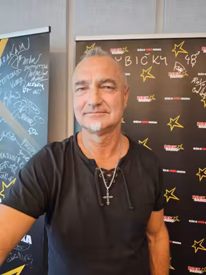 HVĚZDNÝ HOST ROCK RADIA: BASTARD