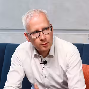 Střechy pokryté panely. Zlínská továrna bude do roku 2030 uhlíkově neutrální