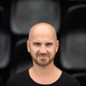 O škole, plechu a vranách od Igora Timka.