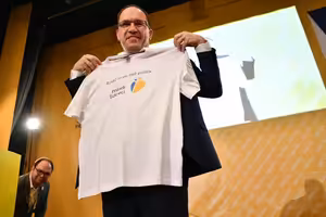 Samoživitel ministrem, ženy na lovu s mačetou a kojencem na zádech