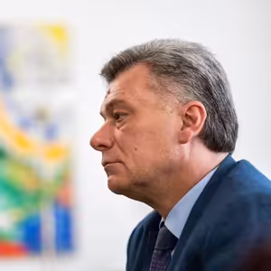 Spravedlnost dohání i ty nejmocnější. K soudu jde v bitcoinové kauze také exministr Blažek