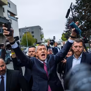 Rok 2025 v Česku: Předvolební agrese, konec strejců v ODS i nová protiukrajinská vláda