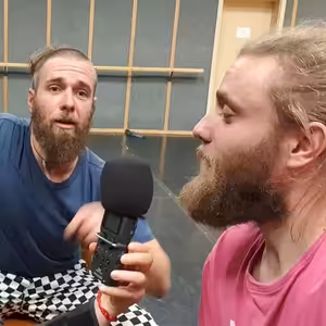 Kyseli Krastafci sú pouliční umelci, ktorí bavia plné námestia