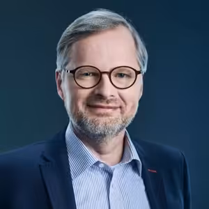 Petr Fiala /ODS/: Není možné lidem říct, že je všechny na jaře proočkujeme, když je to naprosto nereálné. Moji rodiče jsou ve vysokém věku, ale nejsou na internetu a určitě se nedokáží zaregistrovat online