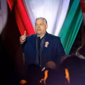 Orbán po 16 letech končí u moci. Maďarsko si zvolilo občanskou důstojnost a návrat k EU