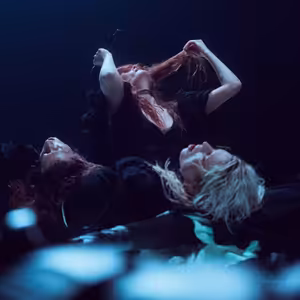 Jak se hudebně vyrovnat s trapným rozchodem? A na co myslí existencialisté, když čekají na tramvaj?