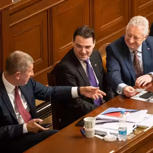 Šikana opozičního poslance, Hřibův ageismus a nahánění ministrů. Jak Babiš získal důvěru