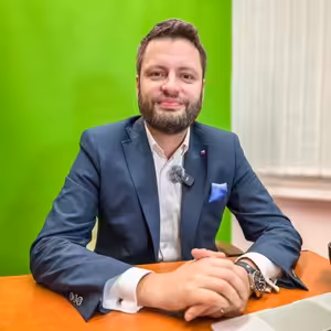 Končící Fiala se chválí za úspěchy. Selhání nevidí. Češi prý mají moc levný benzin. | Čau Praho #161