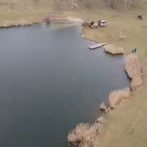 Ve sportovně rekreačním areálu Benedikt v Mostě probíhá úprava břehů v nádrži určené ke koupání.