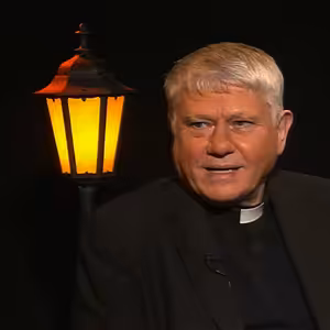 .pod lampou: Zakázaný kňaz, ktorý moderoval milión ľudí