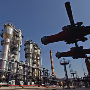 EU chce do dvou let zcela přerušit dodávky ruského plynu a ropy. Stane se závislou na USA?