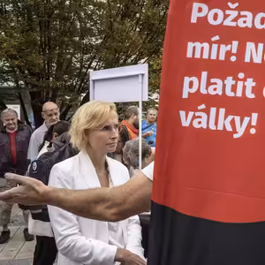 Komunisté mají dost majetků na to, aby se ještě pár let udrželi i bez Konečné