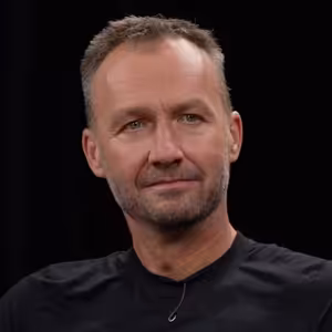 Nejhorší je koukání do mobilu, neposloucháme tělo. Posilování bolestí je v pořádku, bolest je náš přítel, říká Novotný