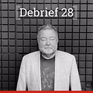 DEBRIEF 28 s Miroslavem Karasem | První část: O práci zahraničního zpravodaje a polské národní paměti