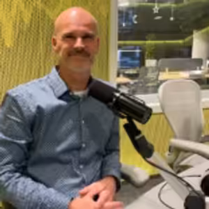 Miroslav Veith: Šedý zákal je vlastně stejný jako řídnutí kostí. Ke stárnutí patří