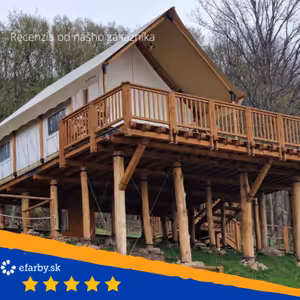 Čím a ako natrieť drevenú chatu, altánok či plot? Riešením je lazúra 3v1 aj s napúštadlom