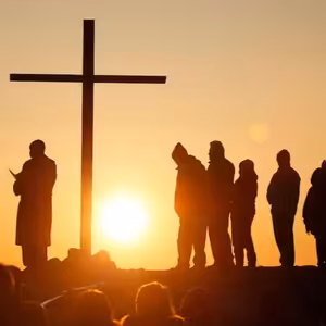 Žena vyléčená z akutního záchvatu bolesti žaludku.