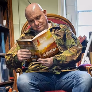 Trpí ochorením, vďaka ktorému necíti strach... Dobrodružný akčný triler Nebojácny | M.W.Craven