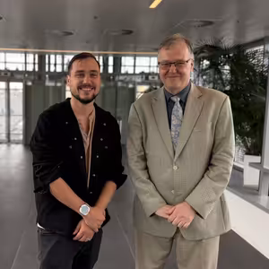 Evropa se umí americkým clům bránit, musí investovat, ne rozhazovat peníze na dotacích, říkají ekonomové Zahradník a Stroukal