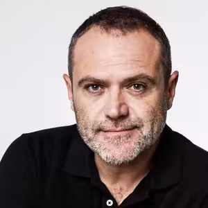 "Paradoxom dnešnej doby je, že ak žijeme v komforte, vzťahy sú oveľa horšie." hovorí Henrich Krejča