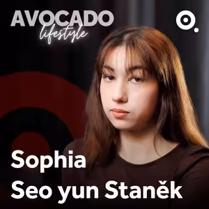 Ve 20 letech umí sedm jazyků, vlastní tři taneční studia a má zkušenosti z K-popu