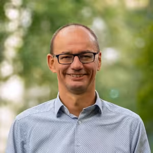 Ondřej Neumajer: Éra digitalizace a AI ve školství – jaká je role ředitelů a učitelů?