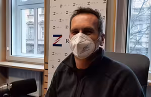 Máme pozastavenou výuku, protože naši žáci moc nemůžou nosit ochranné pomůcky. Samozřejmě distanční výuka je náročná, ten kontakt je u nás důležitý, říká ředitel Jedličkova ústavu Petr Hrubý