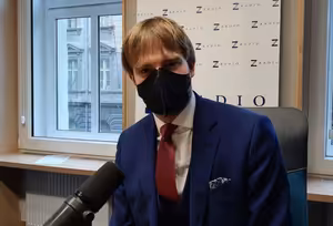 Na výrobce vakcíny by měl být vytvořen maximální tlak, aby dodržovali své závazky, říká bývalý ministr zdravotnictví Adam Vojtěch /ANO/