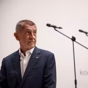 Jsme v hybridní válce s Ruskem, uznal Babiš. Co na to Okamura a Macinka?